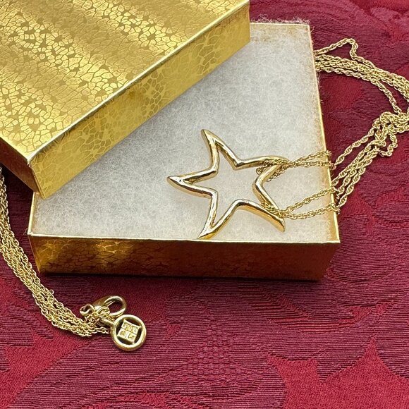 VTG Givenchy Luxury Brand.  Rare. Open Star Pendant on Double Gold-Tone Chain - Picture 1 of 13